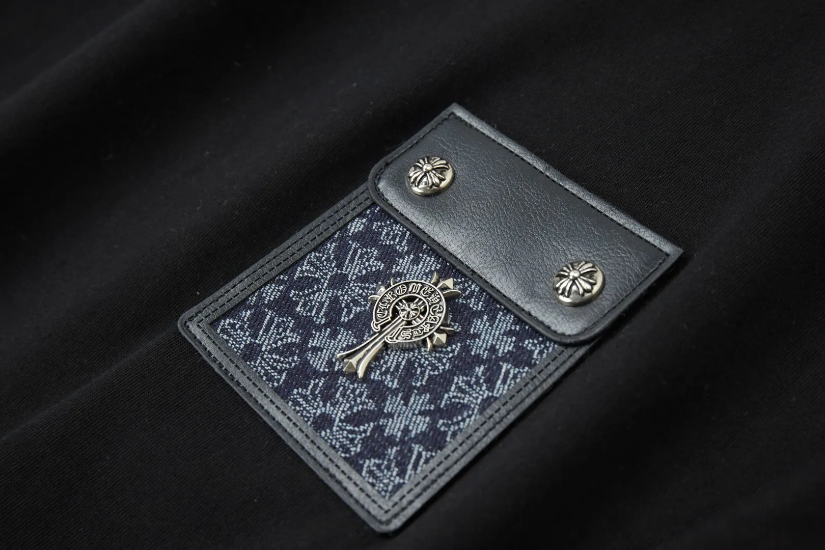 🅿️220 ✨CH✨🆕25SS spring and summer new style Crow Heart ✝ frame logo embroidered leather label short sleeves Light luxury essential item for daily commuting for men and women Correct version Welcome to compare Detailed features · 260g 100% pure cotton double yarn jersey fabric · Special thickened 32 pieces of double-strand 1X1 thread in the same vat · Double needle stitching and cross-stitching technology · Original main mark, washed tag, branded moisture-proof paper packaging Color: White/Black/ Size: S/M/L/XL